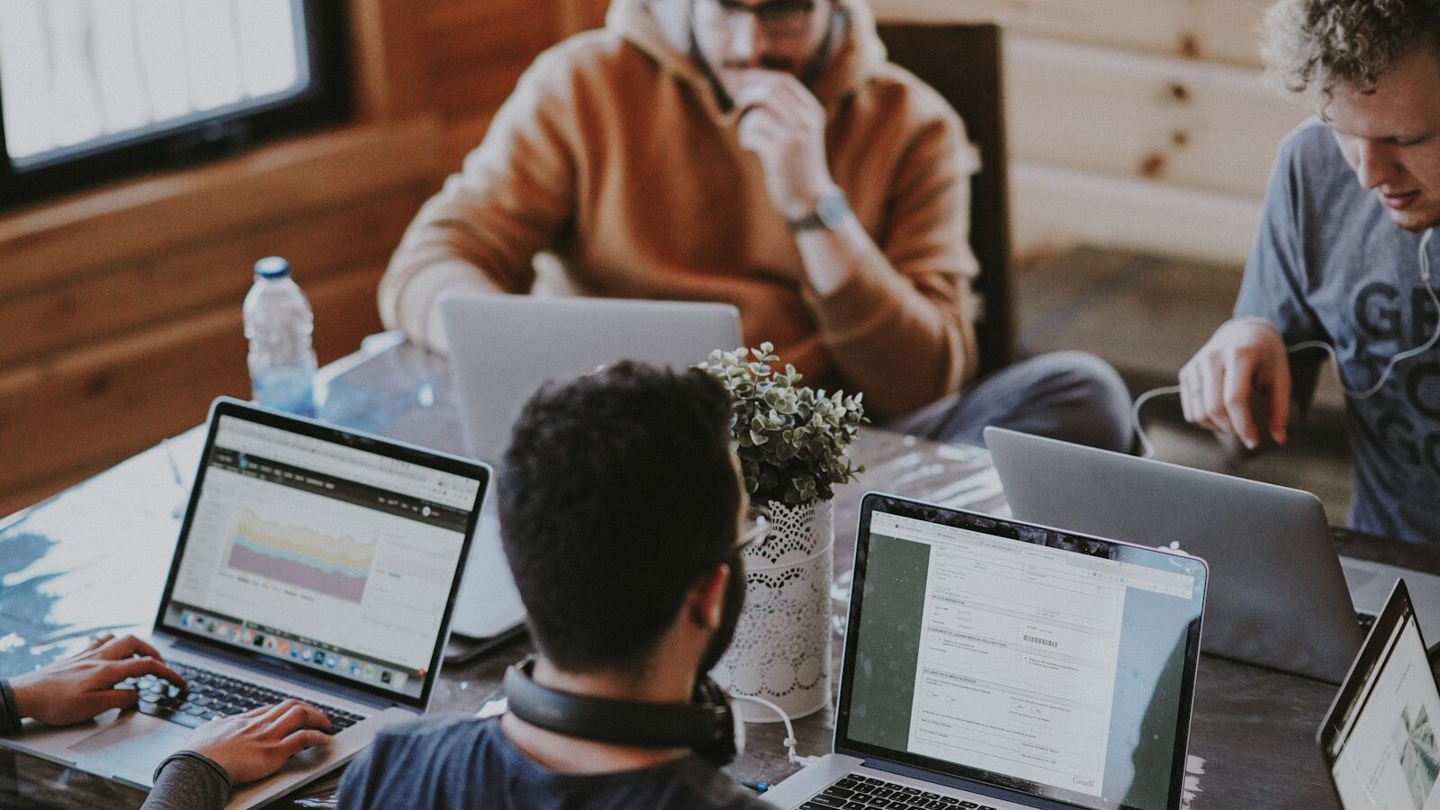 بنود الملكية الفكرية في عقود العمل: ما يجب أن تكتبه قبل أن توظّف