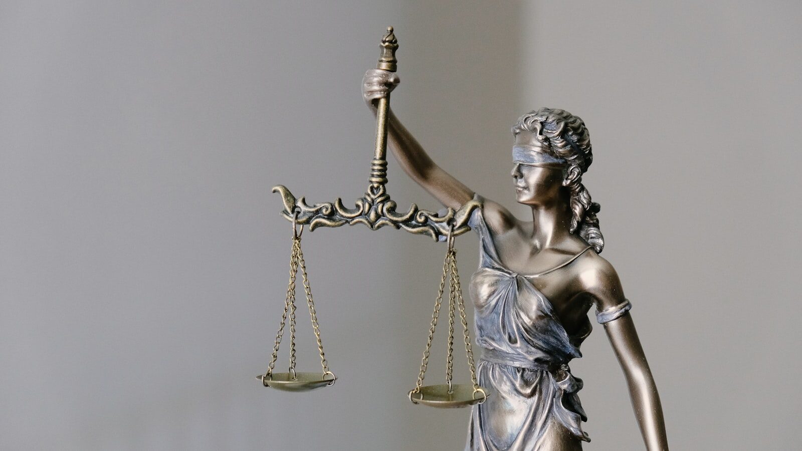 كيف ترفع دعوى انتهاك علامة تجارية أمام المحكمة التجارية